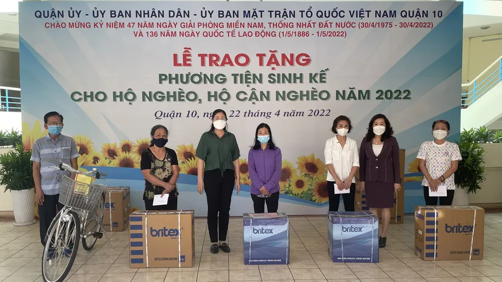 Trao phương tiện sinh kế cho hộ nghèo, cận nghèo