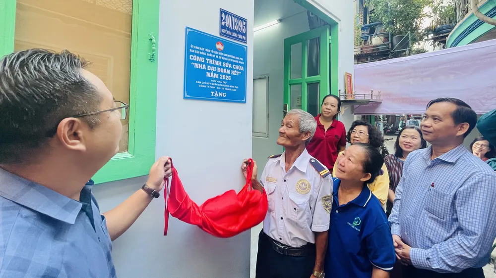 Gia đình ông Nguyễn Văn Hùng vui mừng bên căn nhà mới