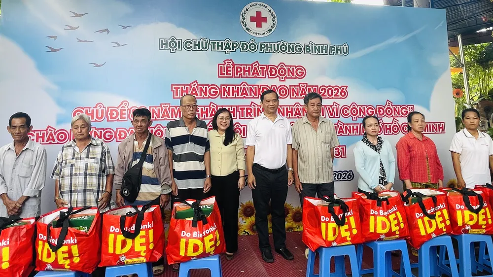 Lãnh đạo phường Bình Phú trao quà an sinh đến các hộ dân có hoàn cảnh khó khăn 
