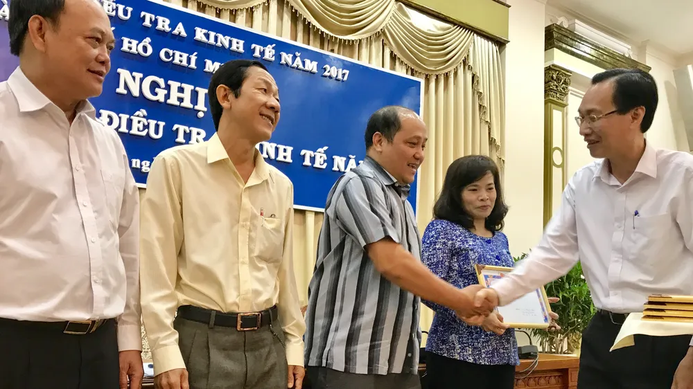 Phó Chủ tịch Thường trực UBND TP Lê Thanh Liêm khen tặng các địa phương có tỷ lệ thu phiếu cao nhất