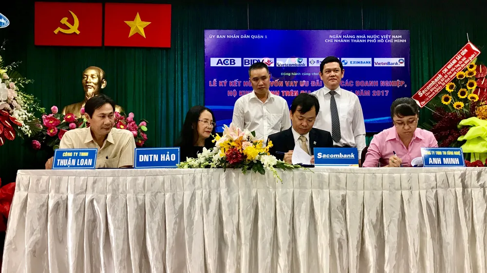 Các doanh nghiệp và ngân hàng ký kết hợp đồng tín dụng