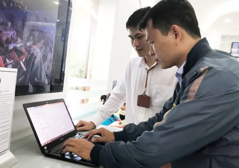 Người dân đang tìm hiểu dịch vụ công trực tuyến cấp độ 4 khi xin phép qua mạng tại UBND quận 1