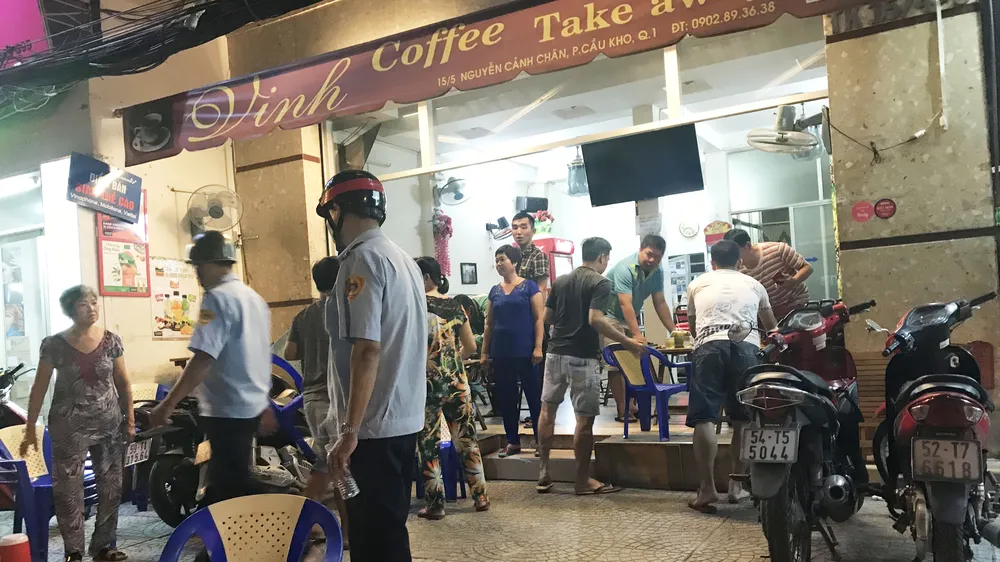 Đoàn kiểm tra phường Cầu Kho xử lý một quán cà phê lấn chiếm vỉa hè. Ảnh: KIỀU PHONG