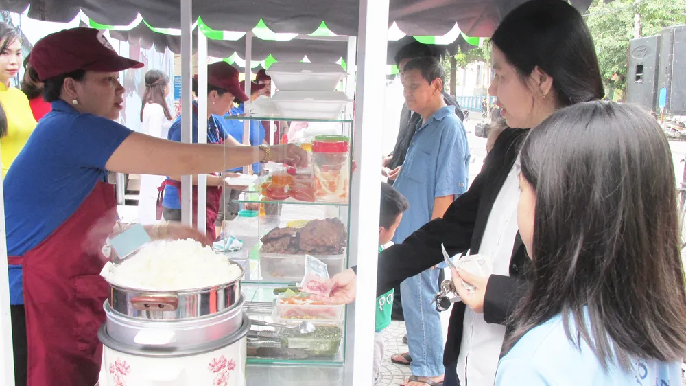 Phố hàng rong đầu tiên của quận 1 ở đường Nguyễn Văn Chiêm được tổ chức khang trang, sạch đẹp. Ảnh: KIỀU PHONG