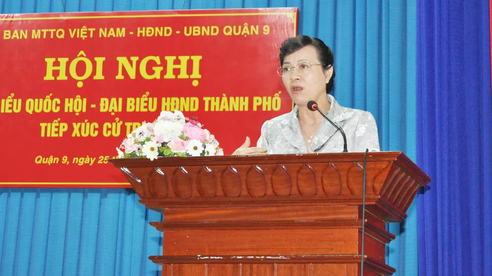 Đồng chí Nguyễn Thị Quyết Tâm, Chủ tịch HĐND TPHCM trả lời ý kiến cử tri. Ảnh: KIỀU PHONG