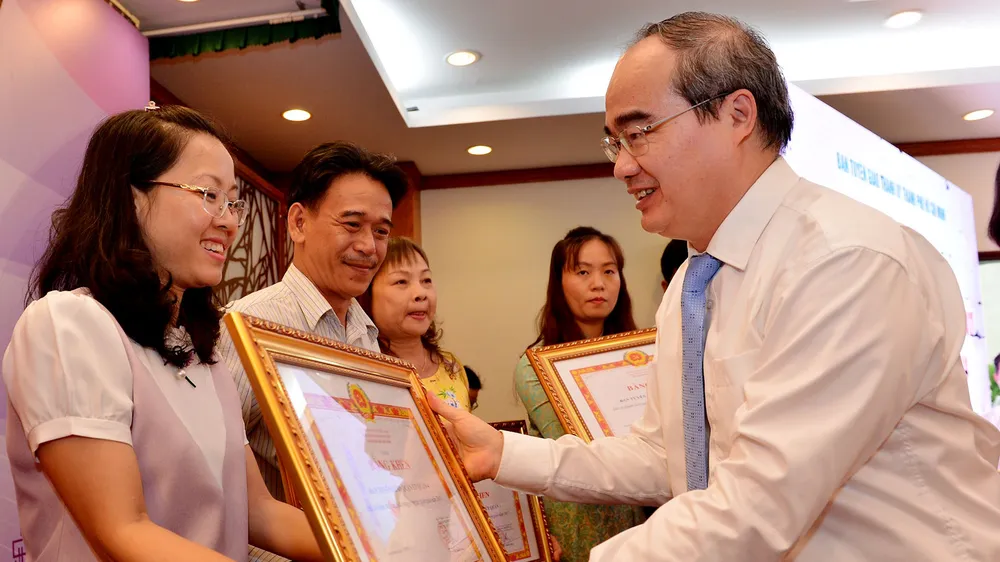 Ủy viên Bộ Chính trị, Bí thư Thành ủy TPHCM Nguyễn Thiện Nhân tặng bằng khen cho các tập thể tại Hội nghị Tổng kết công tác tuyên Giáo. Ảnh: VIỆT DŨNG