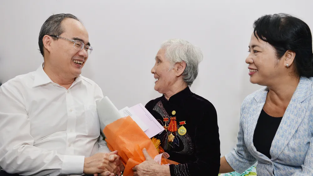 Bí thư Thành ủy TPHCM Nguyễn Thiện Nhân thăm hỏi, tặng quà Mẹ Việt Nam Anh hùng Lê Thị Cách. Ảnh: VIỆT DŨNG