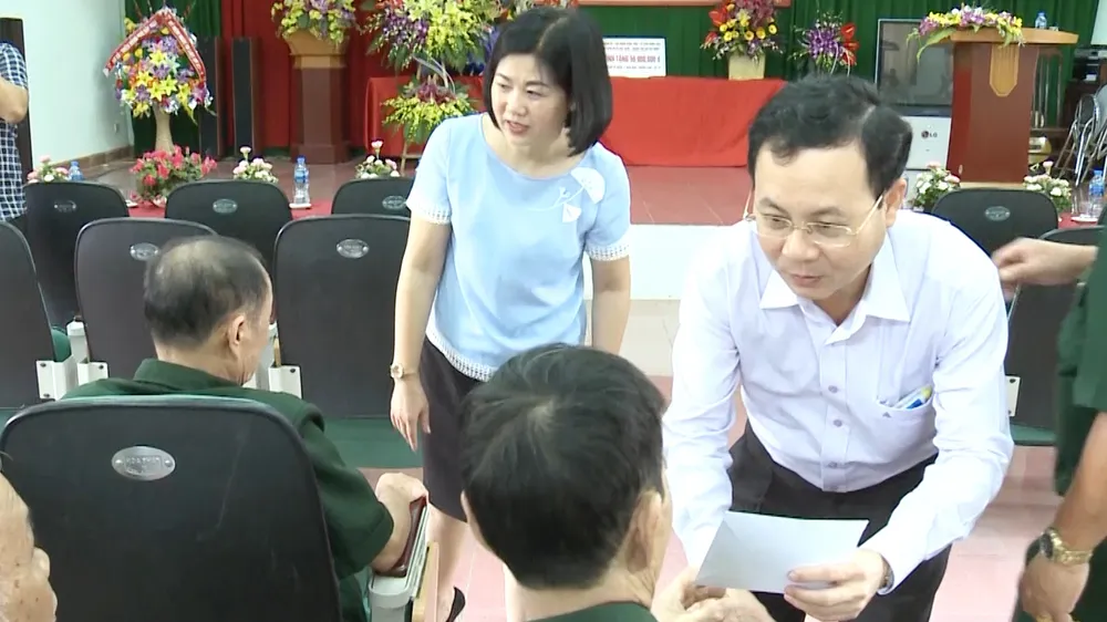Chủ nhiệm Ủy ban Kiểm tra Thành ủy TPHCM thăm, tặng quà các thương binh đang điều trị tai Trung tâm Điều dưỡng thương binh Lạng Giang (tỉnh Bắc Giang). Ảnh: CTV