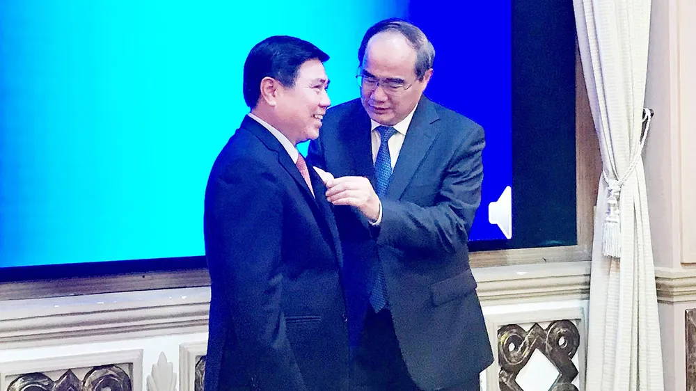 Đồng chí Nguyễn Thiện Nhân trao Huy hiệu 30 năm tuổi Đảng cho đồng chí Nguyễn Thành Phong. Ảnh: KIỀU PHONG