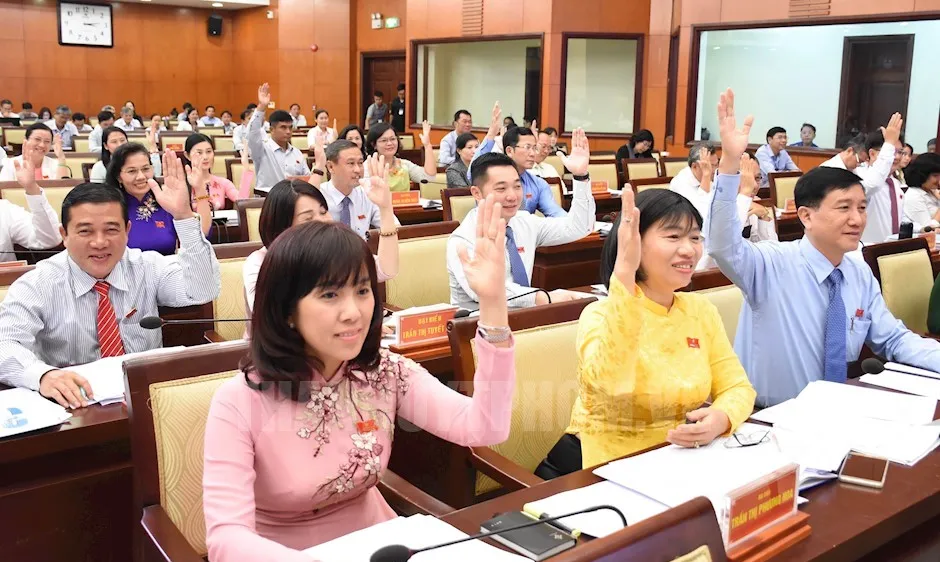 Các đại biểu biểu quyết thông qua Nghị quyết tại kỳ họp họp thứ 9 HĐND TPHCM khóa IX. Ảnh: LH