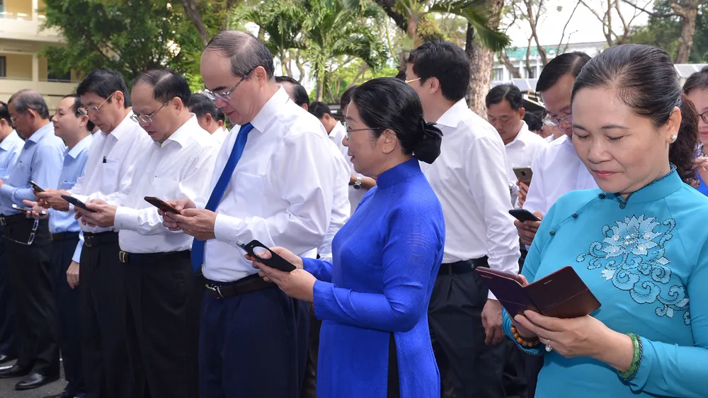 Lãnh đạo Thành ủy TPHCM nhắn tin ủng hộ người nghèo