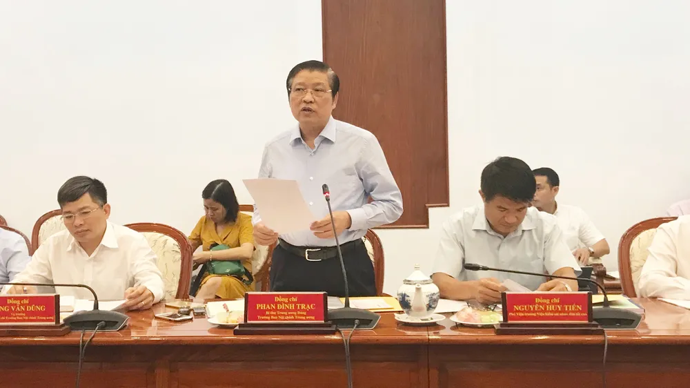 Đồng chí Phan Đình Trạc phát biểu tại buổi làm việc. Ảnh: KIỀU PHONG