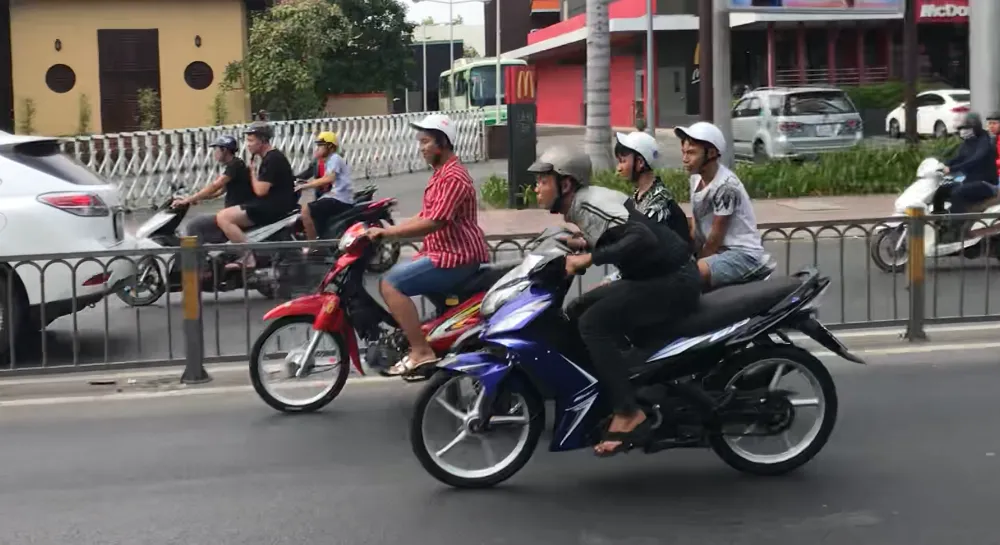 Một "quái xế" đang rạp người vít ga chạy với tốc độ cao ở làn đường ô tô đường Kinh Dương Vương. Ảnh: KIỀU PHONG