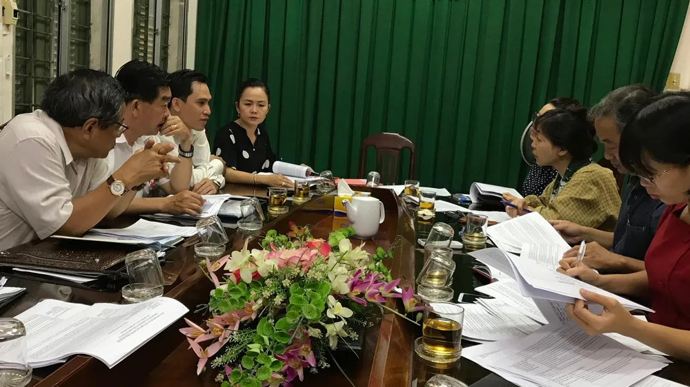 Các thành viên tổ giúp việc Ban Tổ chức Giải thưởng Sáng tạo TPHCM đang thảo luận về kế hoạch tổ chức, trao Giải thưởng Sáng tạo TPHCM năm 2019. Ảnh: KIỀU PHONG