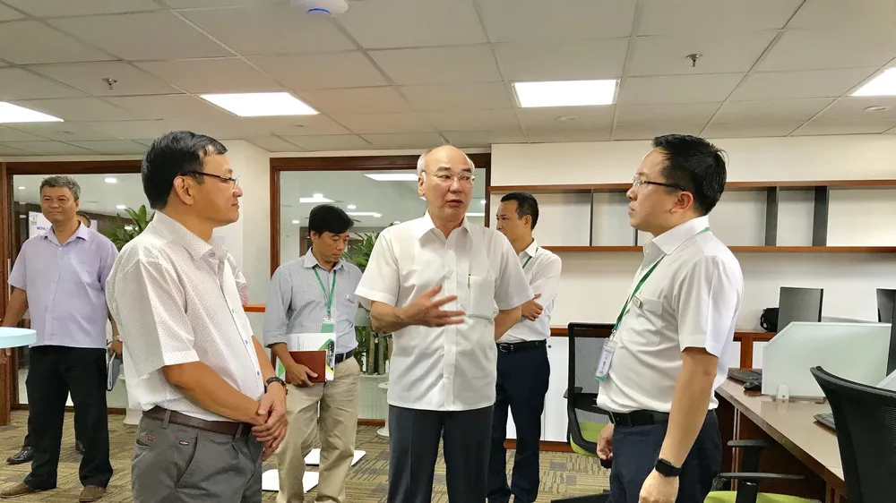 Đồng chí Phan Nguyễn Như Khuê, Trưởng Ban Tuyên giáo Thành ủy TPHCM tìm hiểu hoạt động của Trung tâm Báo chí TPHCM. Ảnh: KIỀU PHONG 