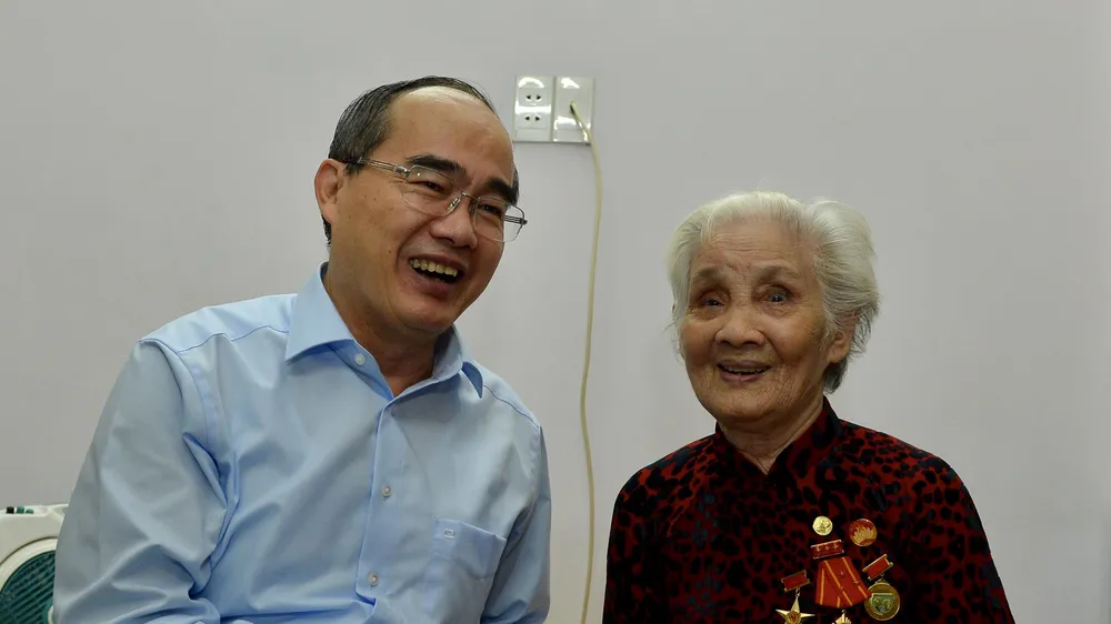Bí thư Thành ủy TPHCM Nguyễn Thiện Nhân thăm gia đình chính sách
