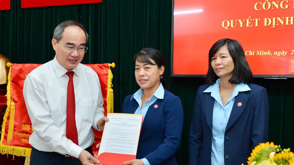 Đồng chí Nguyễn Thiện Nhân trao quyết định cho đồng chí Nguyễn Thị Phương Mai và đồng chí Bùi Thị Sáu. Ảnh: VIỆT DŨNG