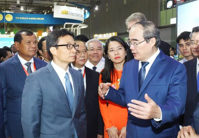 Đồng chí Nguyễn Thiện Nhân trao đổi với Phó Thủ tướng Vũ Đức Đam. Ảnh: HOÀNG HÙNG