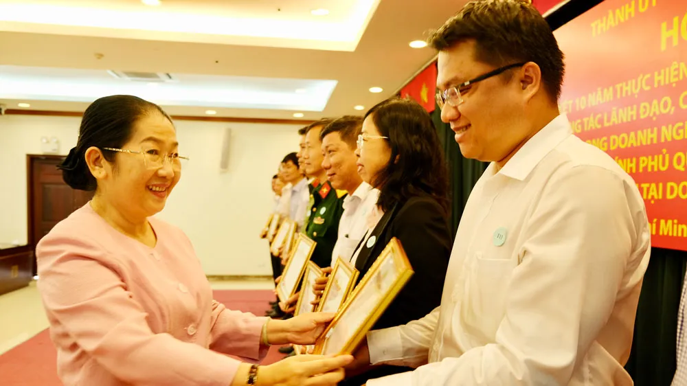 Phó Bí thư Thành ủy Võ Thị Dung tặng bằng khen cho các cá nhân tại hội nghị tổng kết 10 năm thực hiện Chỉ thị 22-CT/TW của Ban Bí thư. Ảnh: VIỆT DŨNG 