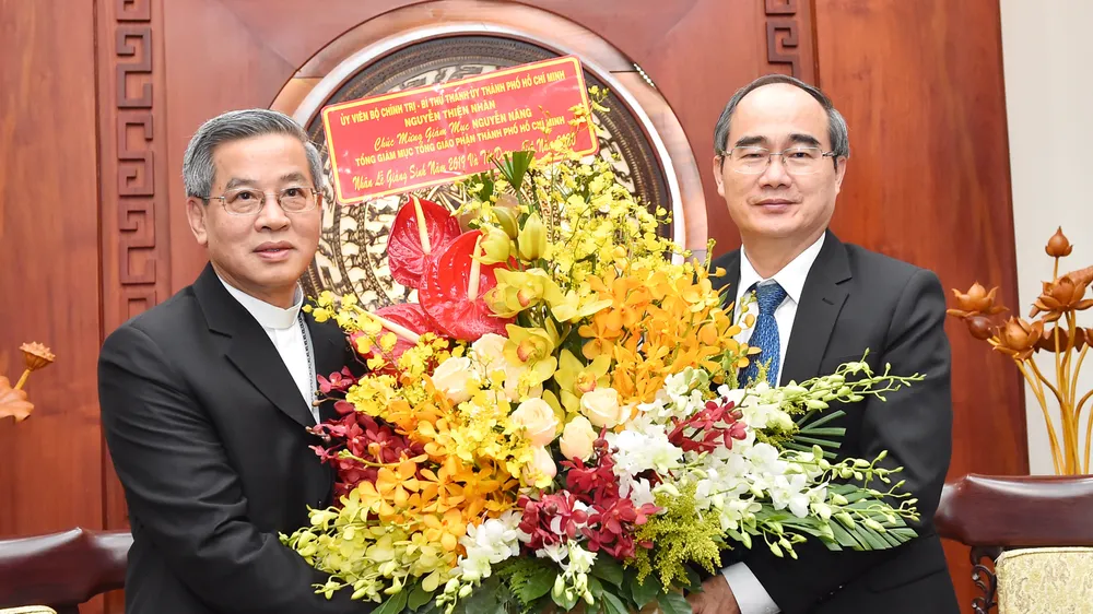 Đồng chí Nguyễn Thiện Nhân tặng hoa chúc mừng Đức Tổng Giám mục Nguyễn Năng. Ảnh: VIỆT DŨNG