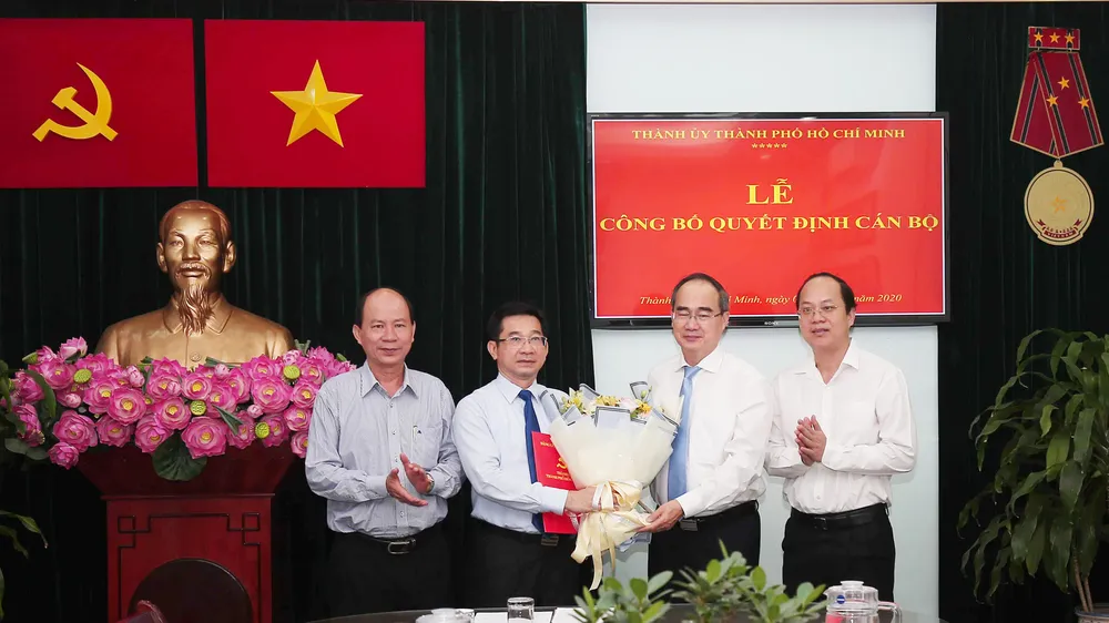Đồng chí Nguyễn Thiện Nhân, Ủy viên Bộ Chính trị, Bí thư Thành ủy TPHCM, trao quyết định bổ nhiệm Trưởng Ban Nội chính Thành ủy TPHCM cho đồng chí Dương Ngọc Hải, sáng 9-1-2020. Ảnh: DŨNG PHƯƠNG 