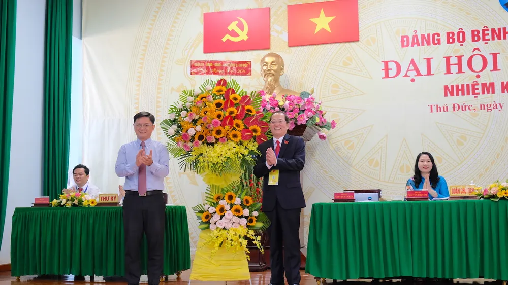 Bí thư Quận ủy Thủ Đức Nguyễn Mạnh Cường (trái) tặng hoa chúc mừng Đại hội Đảng bộ Bệnh viện quận Thủ Đức. Ảnh: KIỀU PHONG 