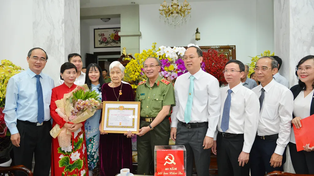 Trung tướng Lê Đông Phong, Giám đốc Công an TPHCM trao Huy hiệu 40 năm tuổi đảng cho đồng chí Dương Thị Minh. Ảnh: VIỆT DŨNG