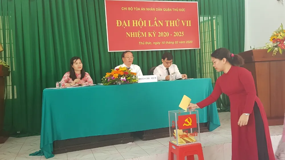 Đại biểu bầu cấp ủy TAND quận Thủ Đức nhiệm kỳ 2020-2025. Ảnh: ANH TIẾN 