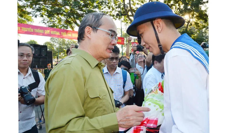 Đồng chí Nguyễn Thiện Nhân, Ủy viên Bộ chính trị, Bí thư Thành ủy TPHCM động viên các tân binh. Ảnh: VIỆT DŨNG 