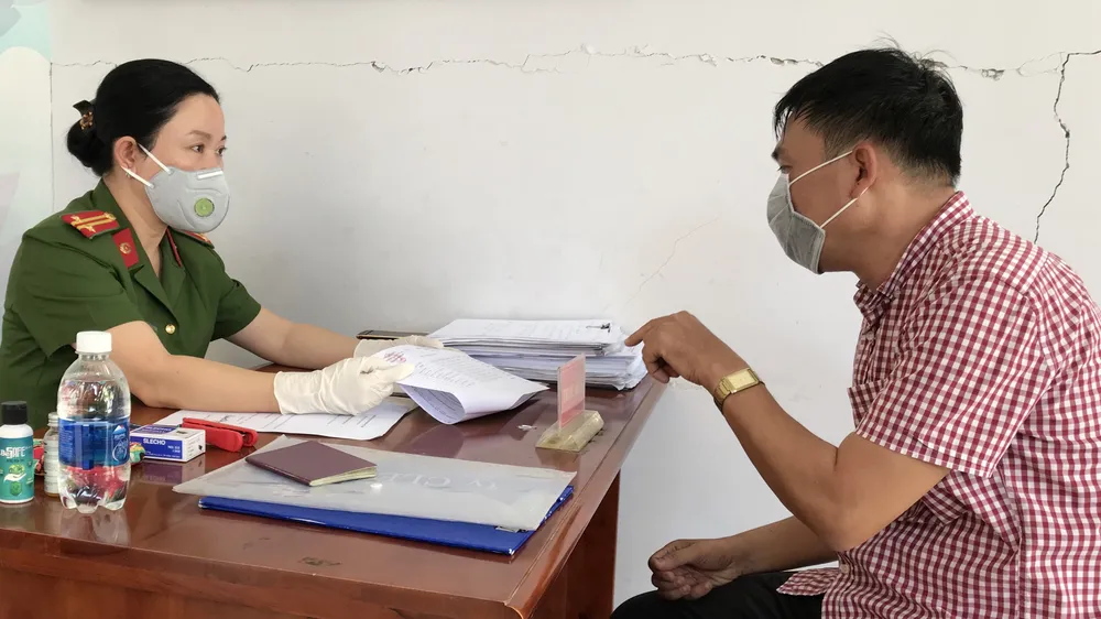 Ông Nguyễn Văn Yên (chung cư An Khang, phường Thảo Điền) được giải quyết đăng ký tạm trú tại Công an phường Thảo Điền vào chiều 20-3. Ảnh: KIỀU PHONG