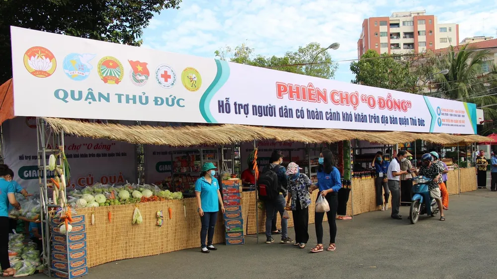 MTTQ cùng các đoàn thể quận Thủ Đức đưa cây ATM gạo và tổ chức phiên chợ 0 đồng phục vụ người dân