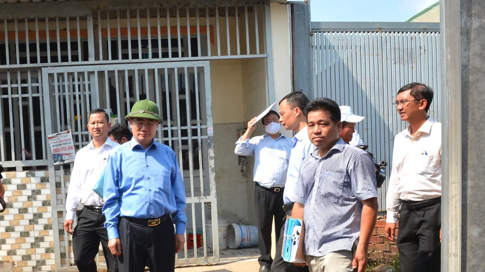 Đồng chí Nguyễn Thiện Nhân tìm hiểu việc xây dựng tại xã Vĩnh Lộc A, huyện Bình Chánh. Ảnh: VIỆT DŨNG