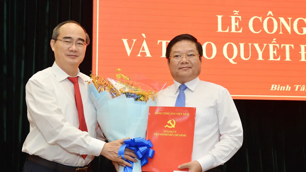 Bí thư TPHCM Nguyễn Thiện Nhân trao quyết định cho tân Bí thư Quận ủy Bình Tân