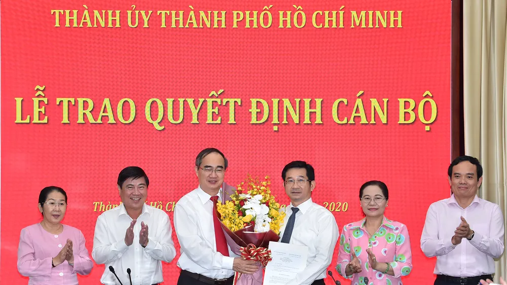 Bí thư Thành ủy TPHCM Nguyễn Thiện Nhân cùng các đồng chí lãnh đạo TP chúc mừng đồng chí Dương Ngọc Hải. Ảnh:VIỆT DŨNG