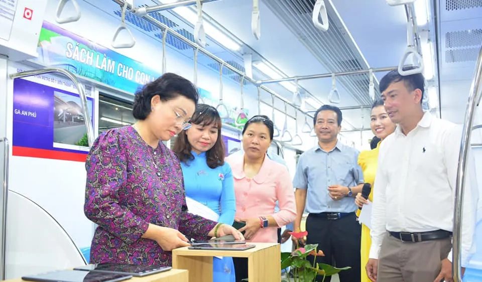 Khu vực mô phỏng không gian đọc sách trên phương tiện giao thông công cộng và giới thiệu tuyến metro Bến Thành - Suối Tiên. Ảnh: VĂN LỘC