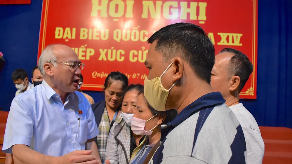 ĐB Phan Nguyễn Như Khuê trao đổi với cử tri quận 2 tại buổi tiếp xúc cử tri, ngày 7-10-2020. Ảnh: KIỀU PHONG