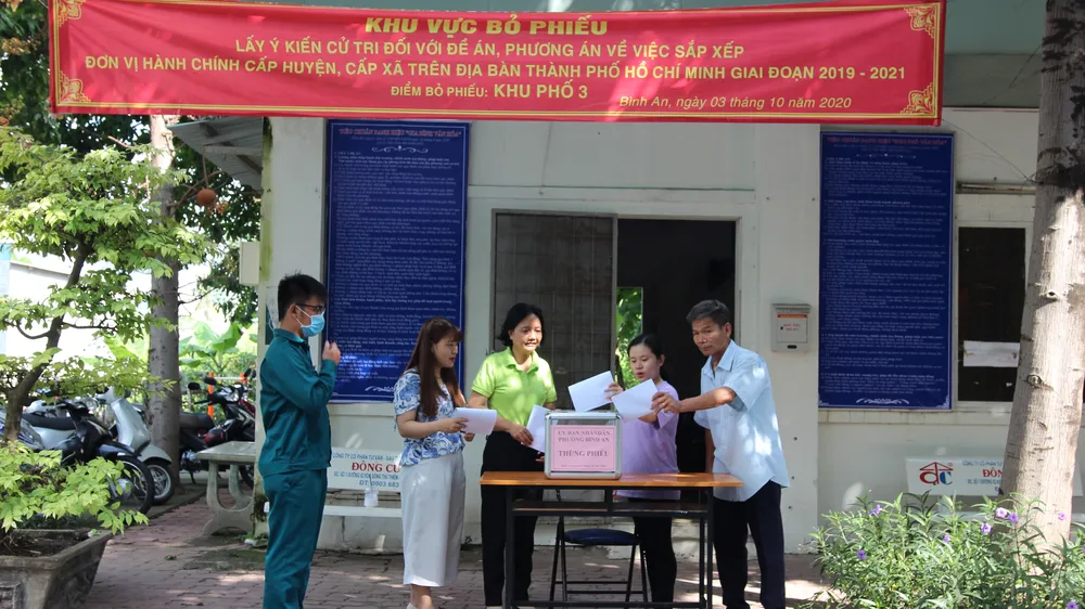 Cử tri quận 2 bỏ phiếu về phương án sáp nhập 3 quận. Ảnh: KIỀU PHONG