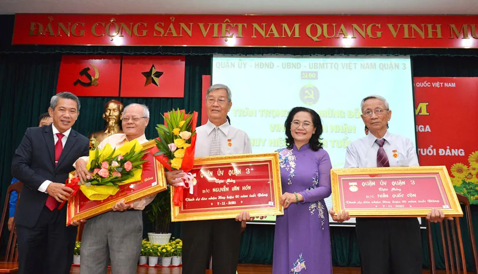 Chủ tịch HĐND TPHCM Nguyễn Thị Lệ trao Huy hiệu 60 năm tuổi Đảng cho các đảng viên. Ảnh: VIỆT DŨNG
