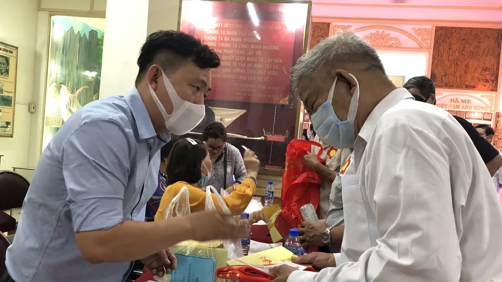 Tặng hơn 3.600 phiếu mua hàng tết cho gia đình chính sách, người nghèo ở quận 3