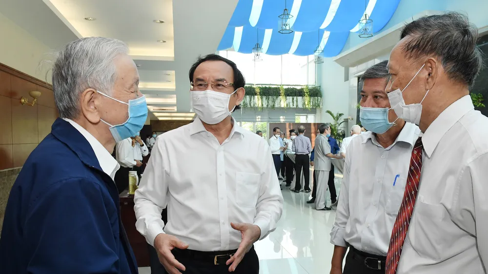 Bí thư Thành ủy TPHCM Nguyễn Văn Nên trao đổi cùng các đại biểu tại buổi Họp mặt cán bộ cao cấp nghỉ hưu trên địa bàn TPHCM, sáng 3-2-2021. Ảnh: VIỆT DŨNG