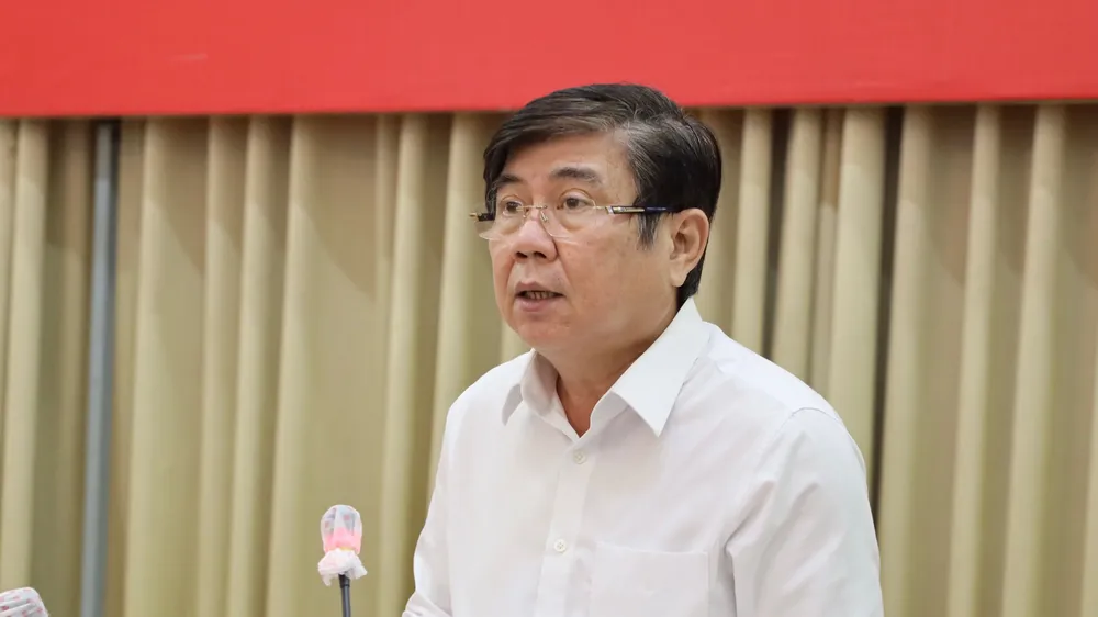 Chủ tịch UBND TPHCM Nguyễn Thành Phong phát biểu tại cuộc họp