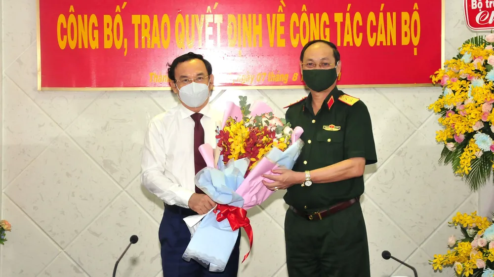 Bí thư Thành ủy TPHCM Nguyễn Văn Nên tặng hoa chúc mừng Trung tướng Nguyễn Văn Nam. Ảnh: HỮU TÂN