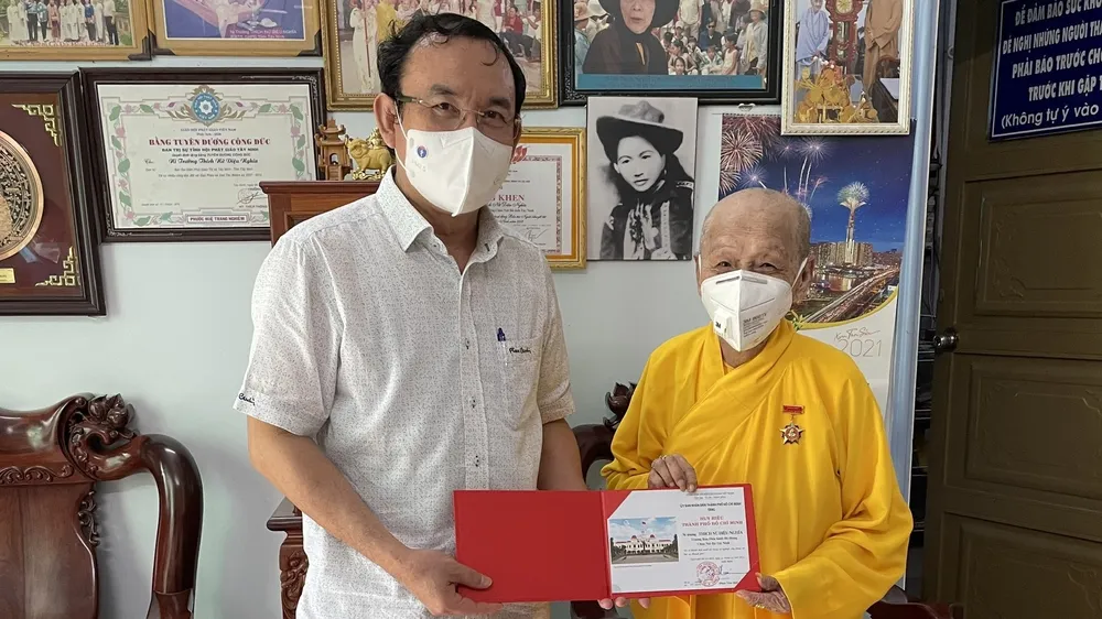 Bí thư Thành ủy TPHCM Nguyễn Văn Nên trao Huy hiệu TPHCM đến Ni trưởng Thích Nữ Diệu Nghĩa