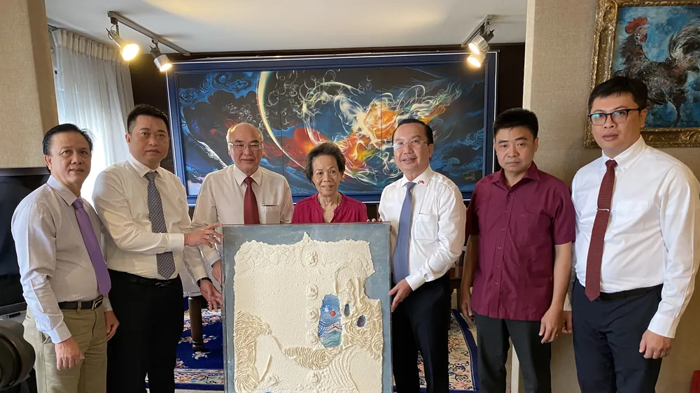 Trưởng Ban Tuyên giáo Thành ủy TPHCM Phan Nguyễn Như Khuê nhận tranh quý. Ảnh: KIỀU PHONG