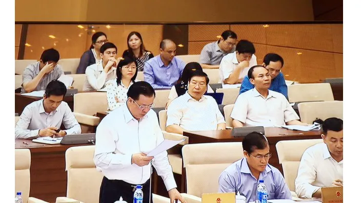 Bộ trưởng Đinh Tiến Dũng báo cáo tại phiên họp UBTVQH.