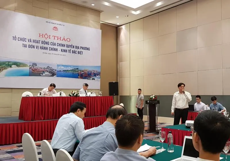 Đại diện Ban soạn thảo thuyết trình tại hội thảo