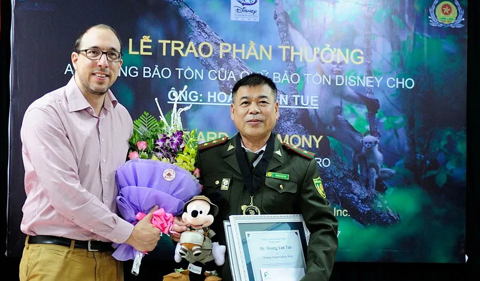 Ông Hoàng Văn Tuệ, cán bộ Chi cục Kiểm lâm tỉnh Hà Giang vì đã có đóng góp xuất sắc trong công tác bảo vệ động vật hoang dã