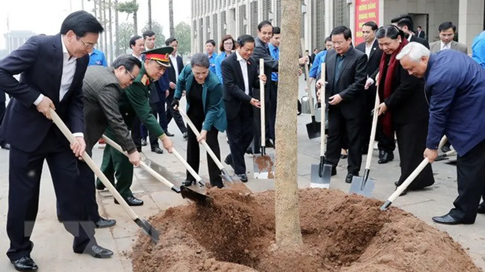 Chủ tịch Quốc hội Nguyễn Thị Kim Ngân và các Phó Chủ tịch Quốc hội tự tay trồng cây tại sân Nhà Quốc hội. Ảnh: TTXVN