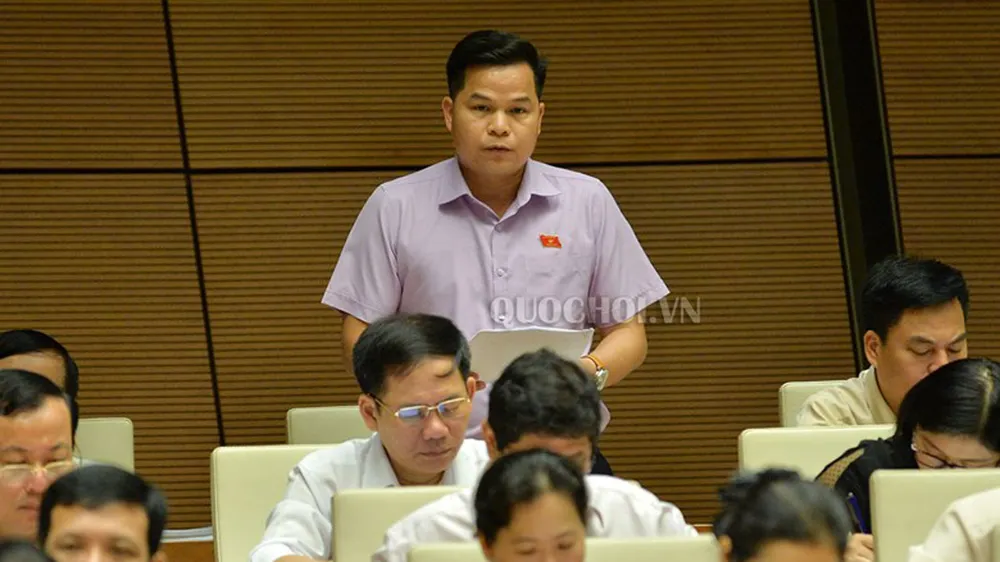 Đại biểu Bế Minh Đức (Cao Bằng) phát biểu tại phiên thảo luận