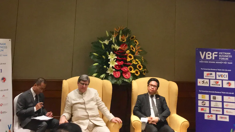 Ông Vũ Tiến Lộc và ông Tomaso Andreatta chủ trì họp báo